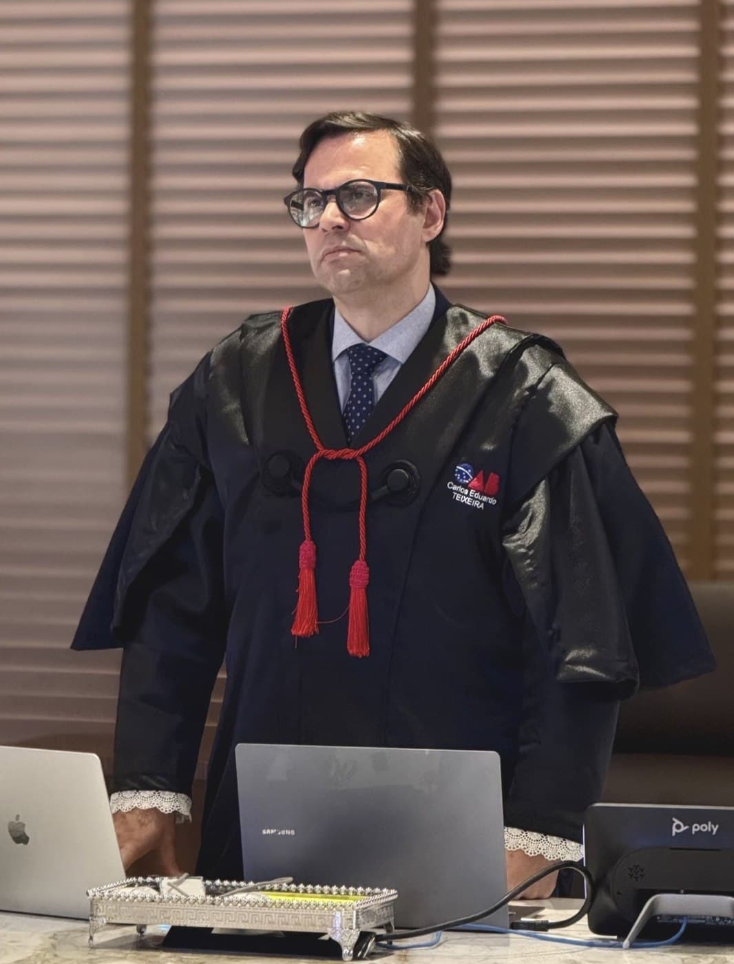 Dr. Carlos Eduardo Teixeira paramentado com a beca da OAB em sessão institucional