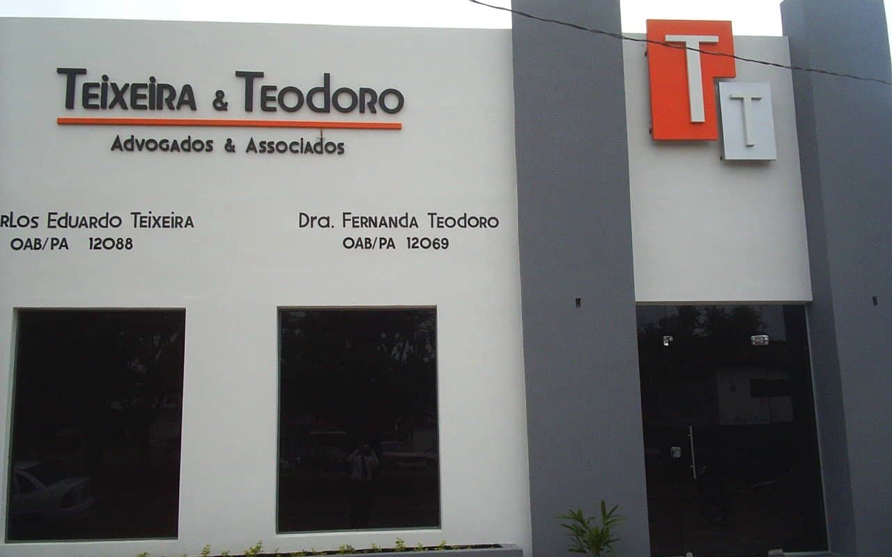 Fachada da primeira sede da Teixeira & Teodoro em Redenção/PA, registrada em 2006