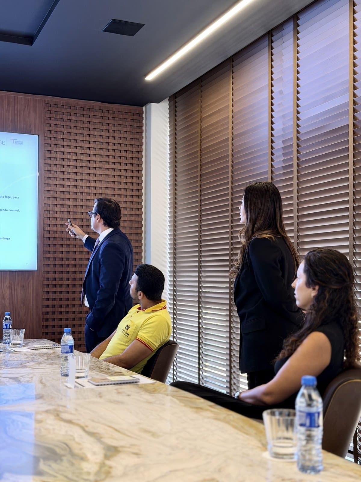 Participantes acompanhando a apresentação do curso RH Sob Controle
